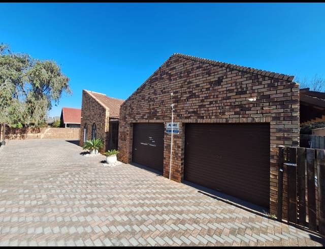 3 BEDROOM HOUSE FOR SALE IN VANDERBIJLPARK SE 3